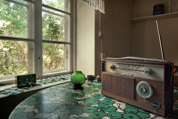 Retro-Radioempfänger auf dem Tisch neben ihm