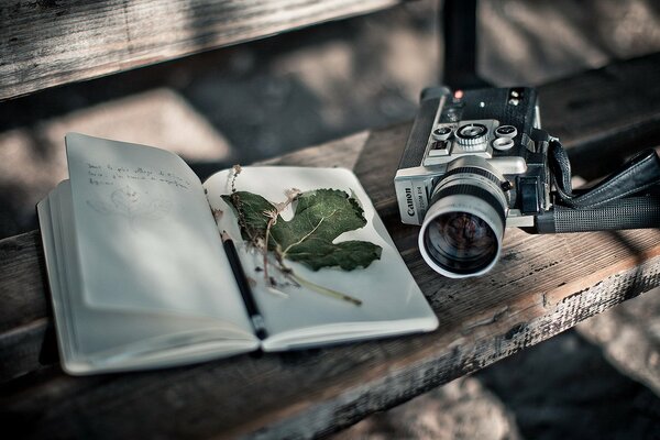 Retro macchina fotografica su una panchina accanto al diario