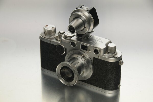 Retro-Kamera aus Metall und Leder