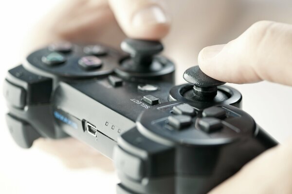 Der Spieler sitzt mit den Fingern auf dem Controller