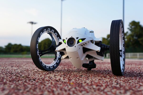 Robot con grandes ruedas negras