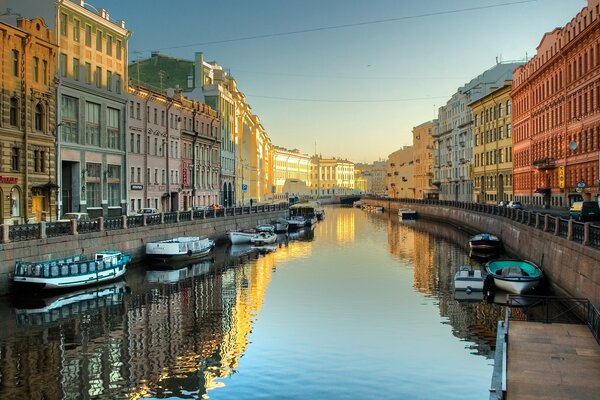 Canal de agua en la ciudad al atardecer