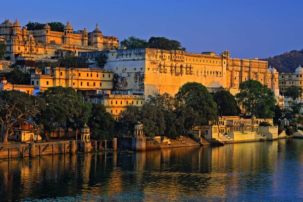 Edificio a più livelli sulla riva del fiume