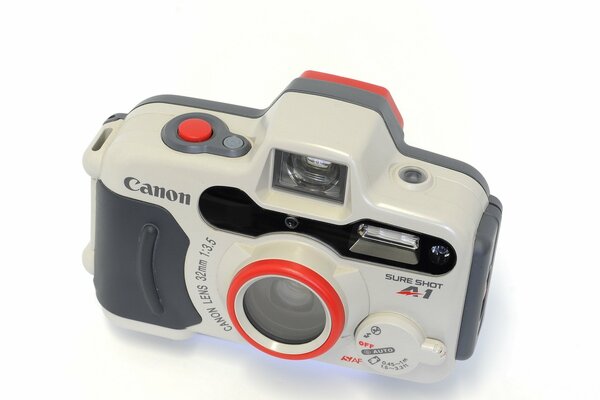 Caméra Canon sur fond blanc