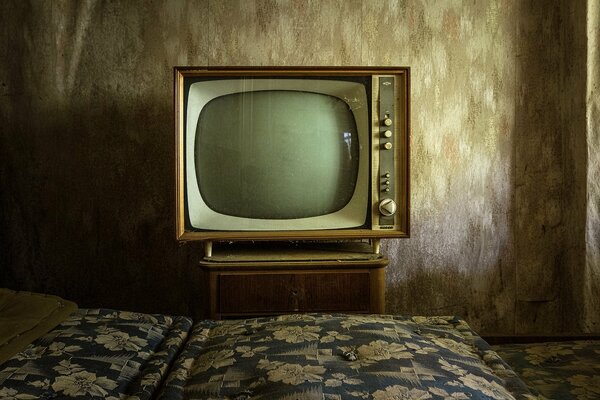 Telewizor z szafką nocną