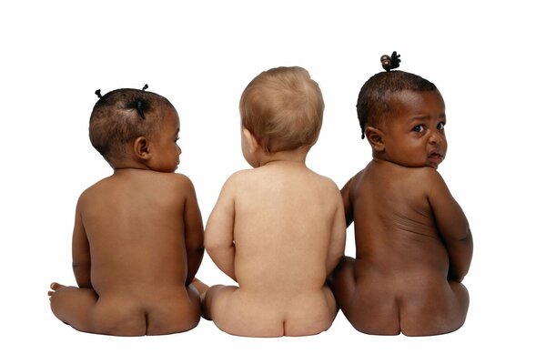 Trois enfants avec des culs nus