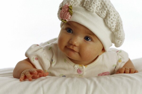 Petit bébé dans un bonnet avec une fleur