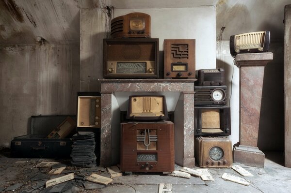 Radios rétro dans un vieux bâtiment