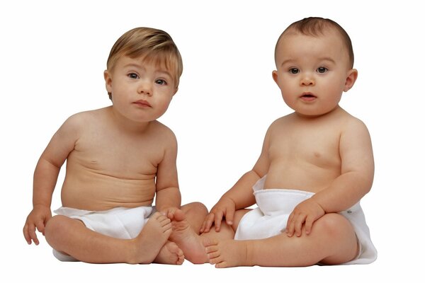 Deux bébés en couches regardent attentivement