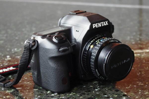 Caméra pentax k - 5ii + SMC pentax-a 50mm f1. 7 sur la tuile