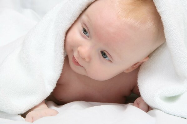 Bébé mignon après la douche bébé