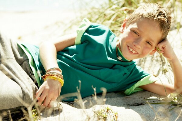 La vie a été un succès. Adolescent souriant. Bébé heureux