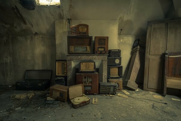 Старые радиоприемники в заброшенной комнате
