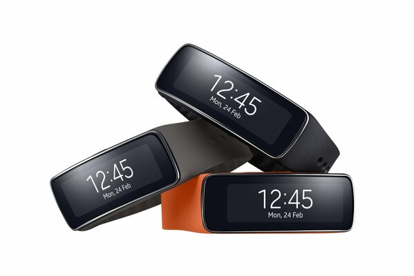 Trois bracelets de fitness sur fond blanc