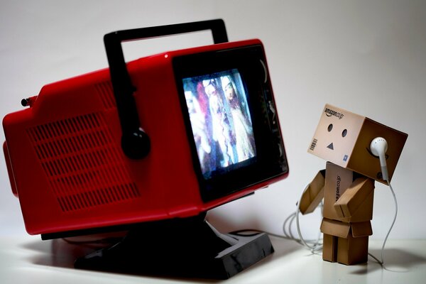 La Caja está viendo la televisión en los auriculares