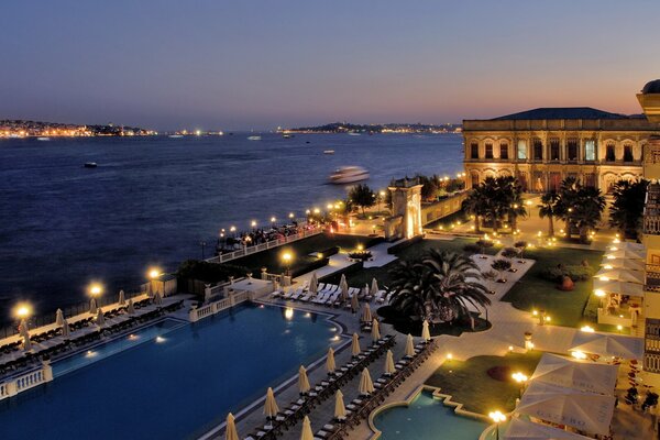 Hotel in riva al mare sotto il cielo notturno