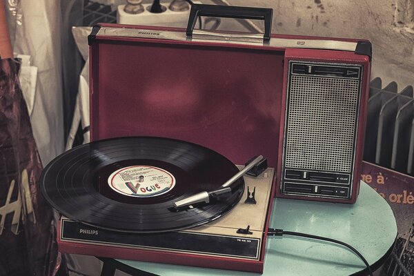 Tocadiscos Vintage con disco de vinilo