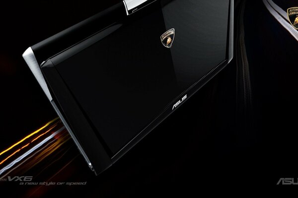Stylowy czarny laptop Lamborghini