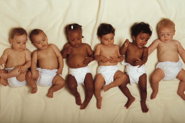 Bambini di razze diverse in pannolini identici