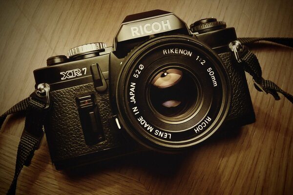 Czarny Aparat Ricoh na drewnianym tle