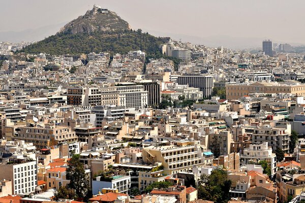 Case di una piccola città sullo sfondo di una zona montuosa