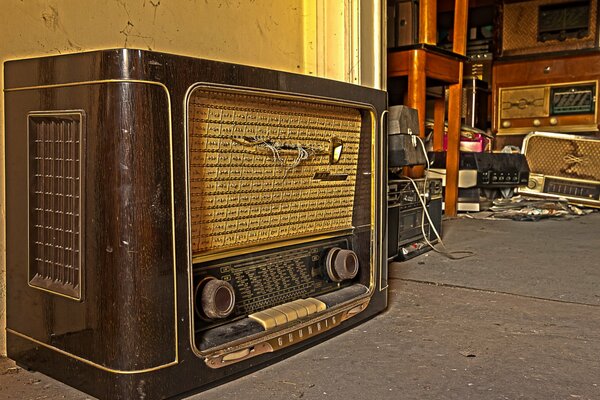 Radioempfänger im alten Lager