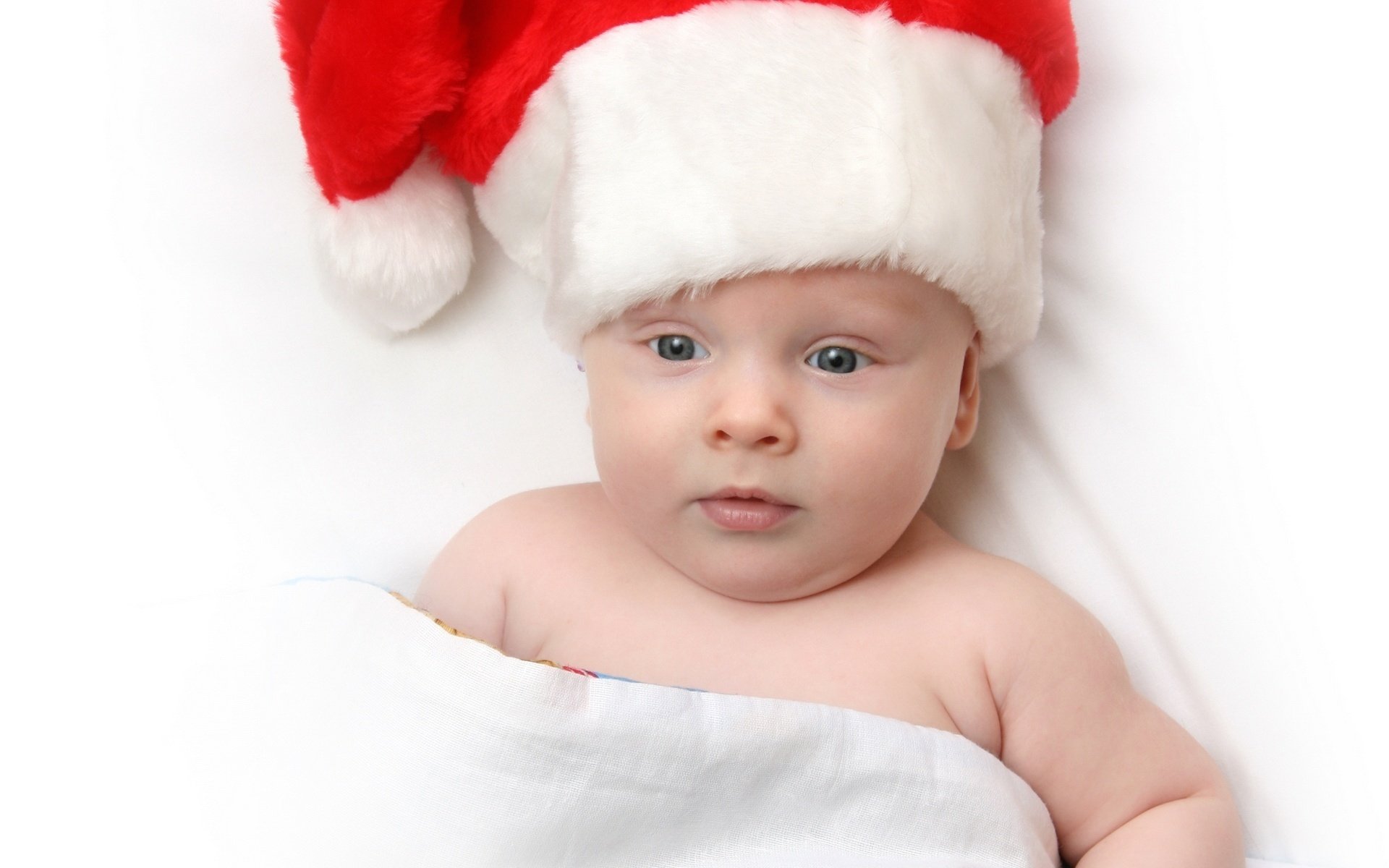 weihnachtsstimmung rotkäppchen knopf porträt blick augen gesicht weihnachtsmann santaclaus neujahr feiertage krümel kind kleinkind beul mütze urlaub