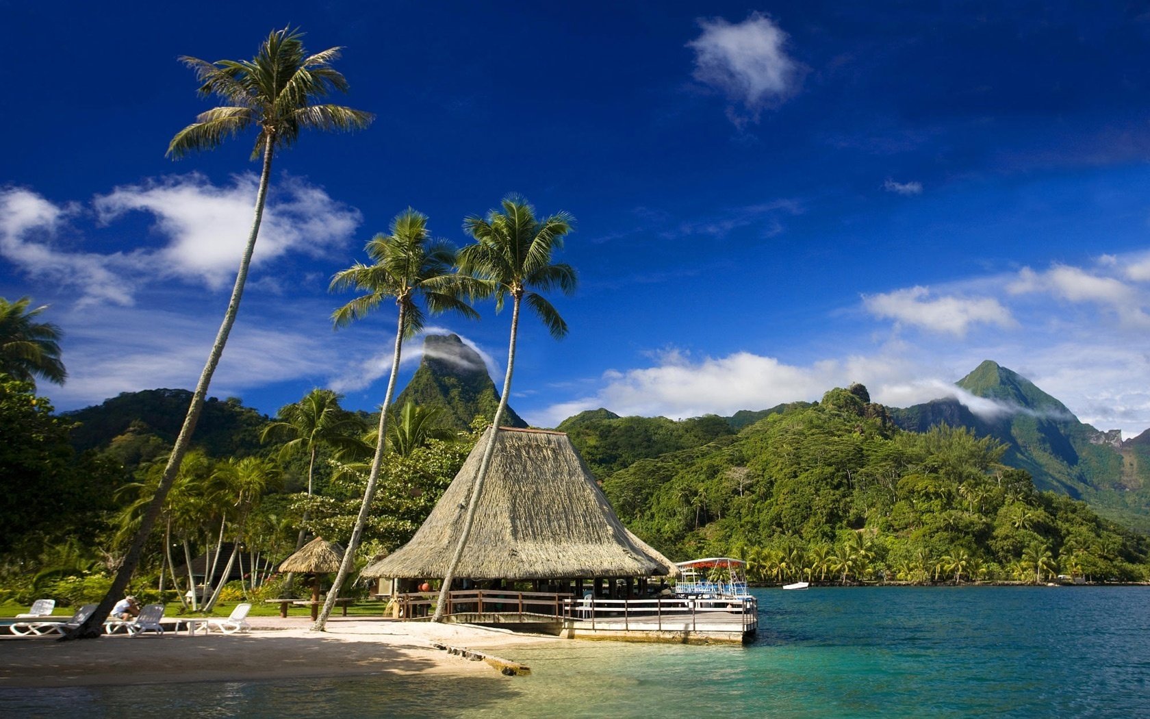 berge grün strohhäuschen paradies strand himmel wasser palmen meer ufer landschaft natur bäume vegetation wolken hitze sommer blau café tropen