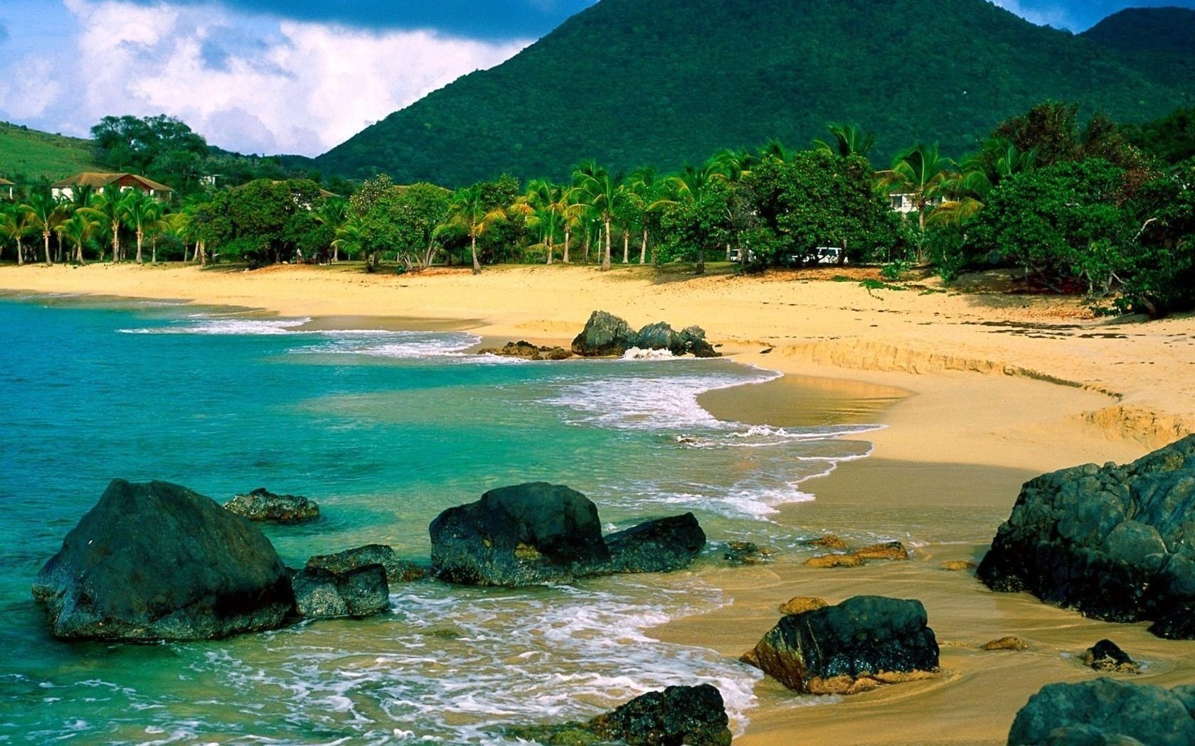 gelber sand große steine berge strand wasser ufer landschaft natur steine tropen brandung meer wolken himmel wellen vegetation palmen bäume