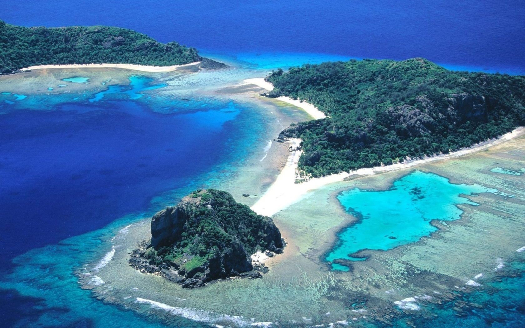 verschmelzung von tiefen inseln mit grün panorama schönheit der natur wasser aussicht höhe landschaft natur blau meer bucht hafen bucht inseln küste tropen