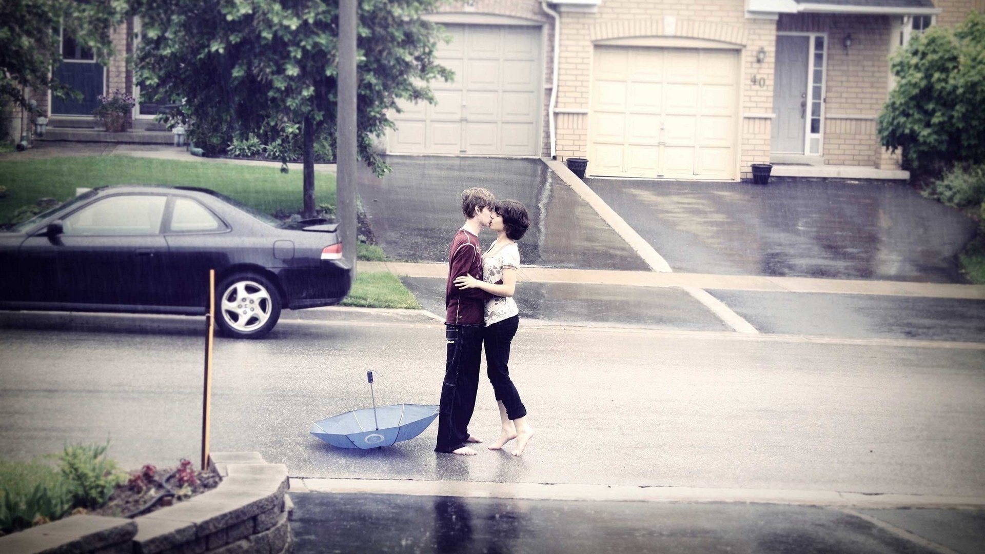 el lugar no importa lluvia amor romance ternura sentimientos amantes pareja pasión cita reunión hombres mujeres