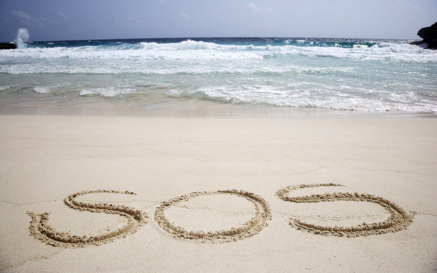 símbolo de ayuda letras en la arena sos espuma agua costa mar surf playa arena inscripción horizonte cielo verano naturaleza paisaje