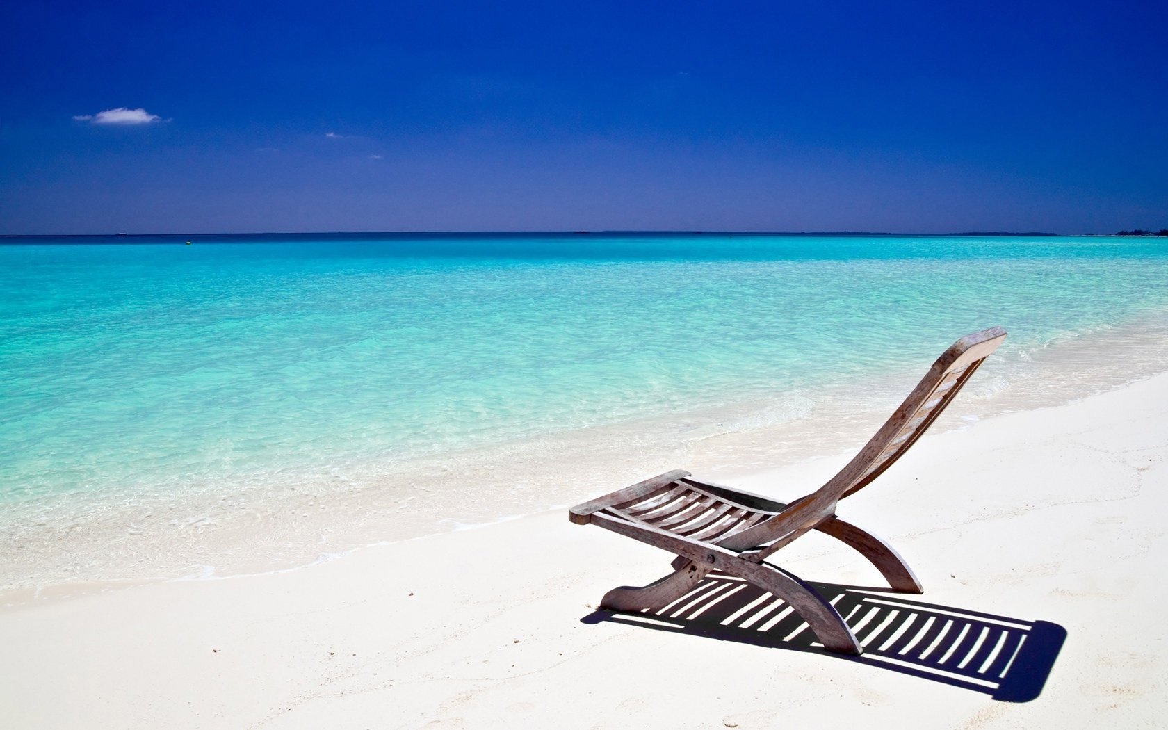 lettino solitario spiaggia selvaggia cielo scuro spiaggia cielo acqua riva lettino calma silenzio grazia superficie liscia orizzonte relax resort mare costa azzurra cielo blu sabbia costa