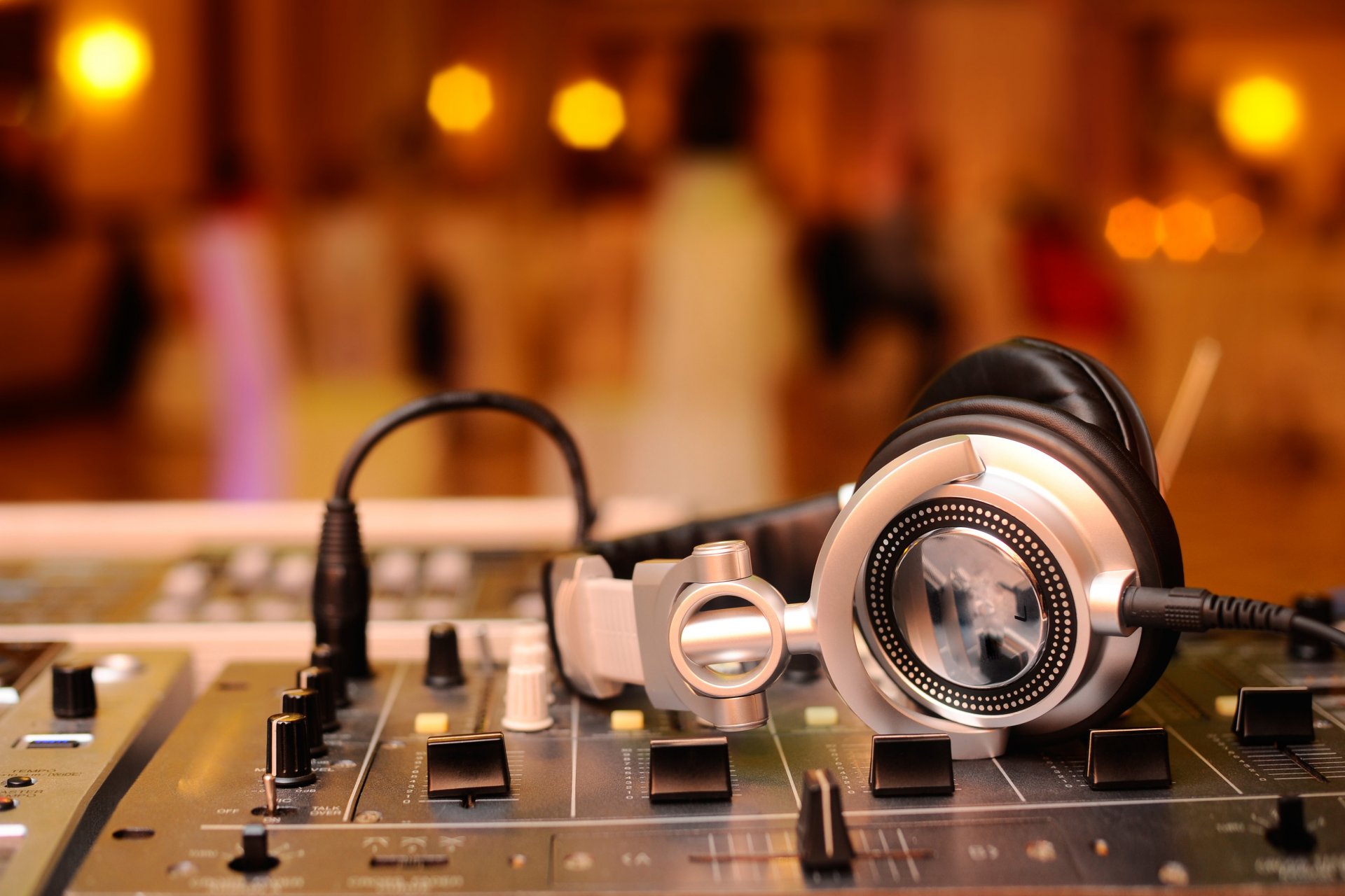 hi-tech technology amplifier remote control mixer sound music dj dj headphones side blur bokeh macro wallpaper