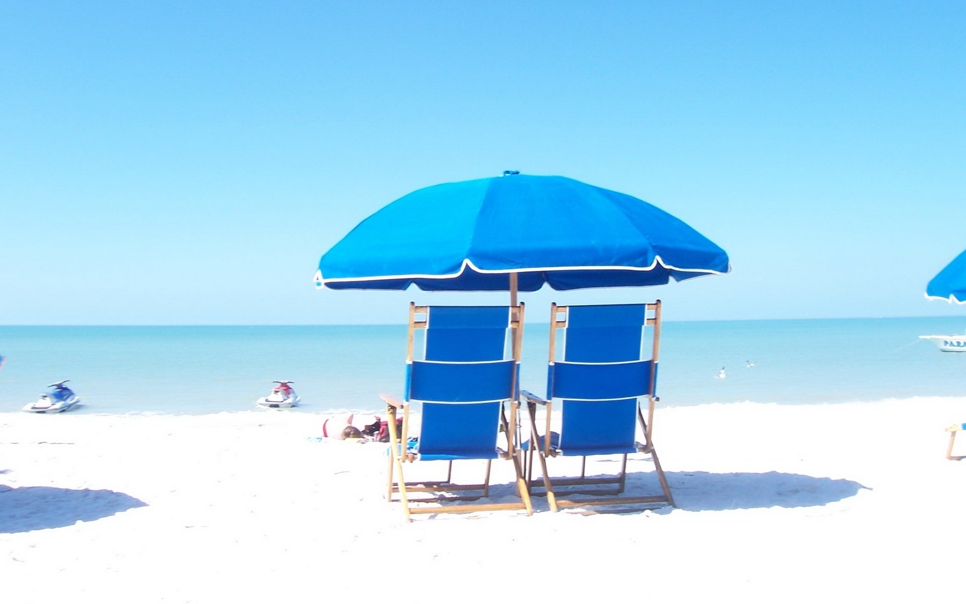 blau paar sonnenliegen sonnenschirm strand liegestühle sommer hitze hitze küste meer horizont urlaub resort erholung boote