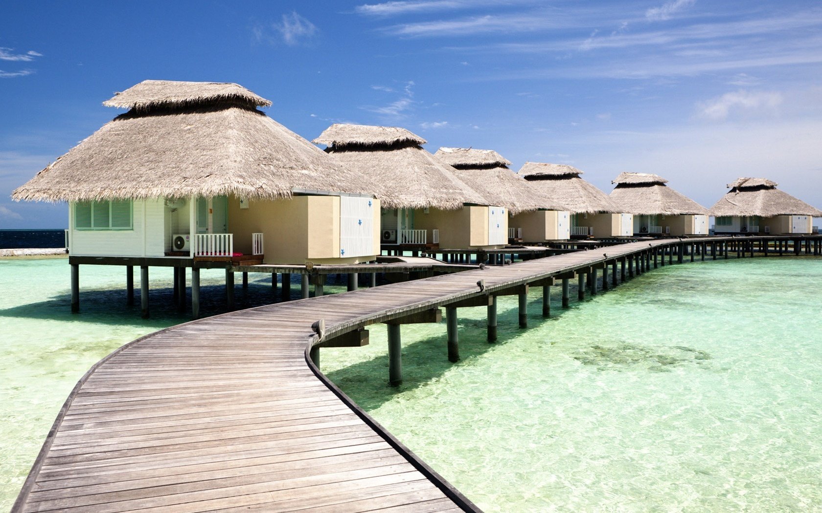 ferienhäuser flackerndes wasser pier weißer sand strand resort meer pier pier tropen paradies erholung hitze hitze natur landschaft wolken