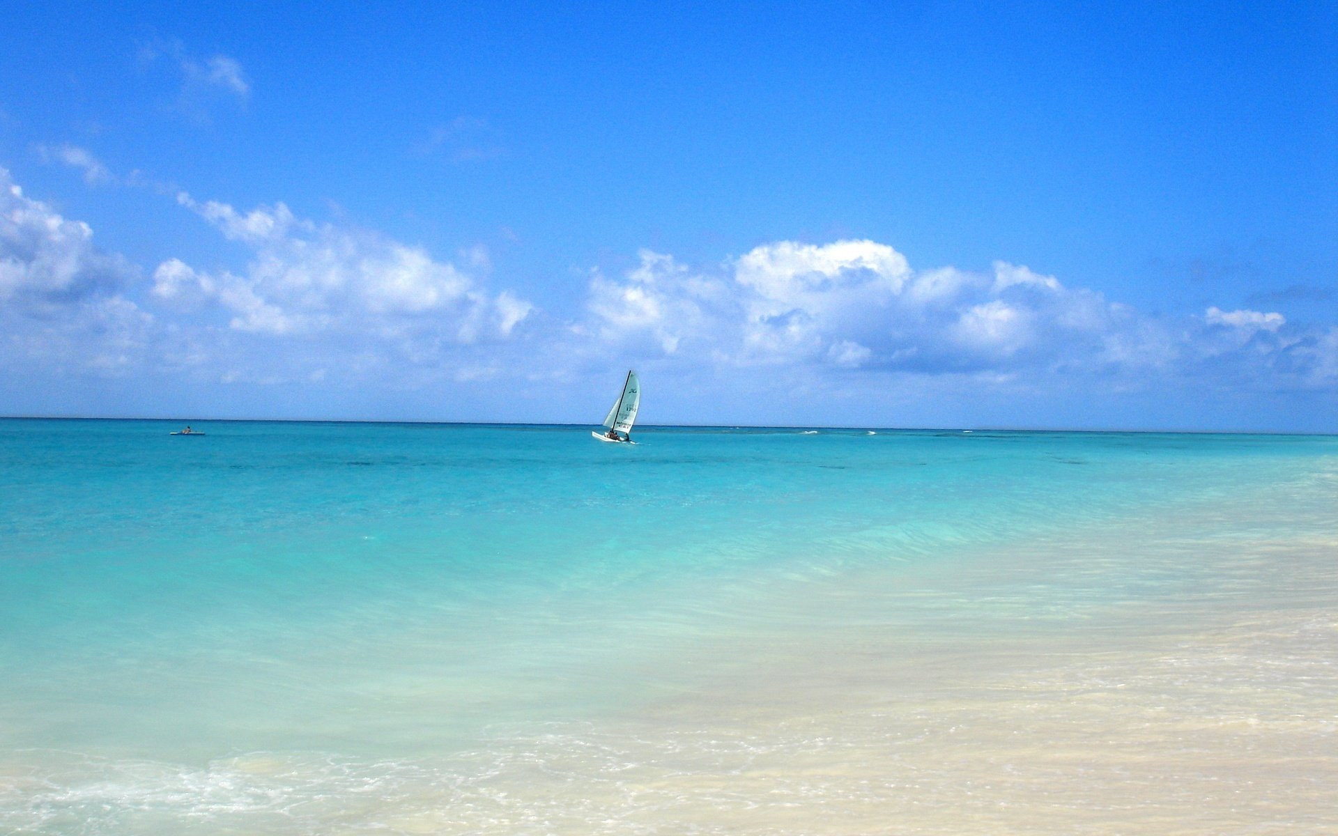 blauer ozean leichte welle einsame segelboote wasser himmel yachten blau côte d azur sommer hitze hitze ufer strand wolken meer segelboot