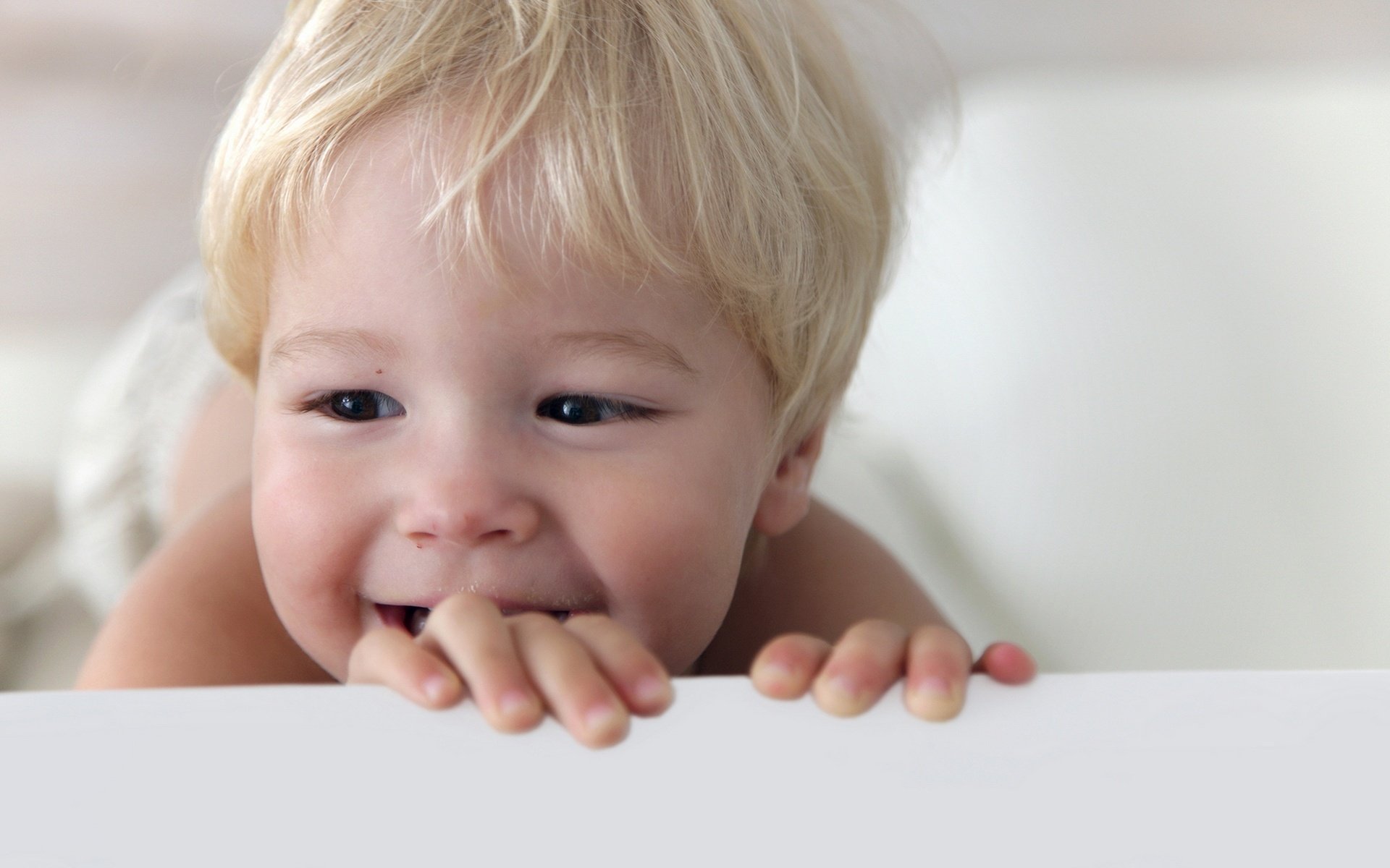 garçon blond sourire yeux sombres portrait regard yeux blond visage