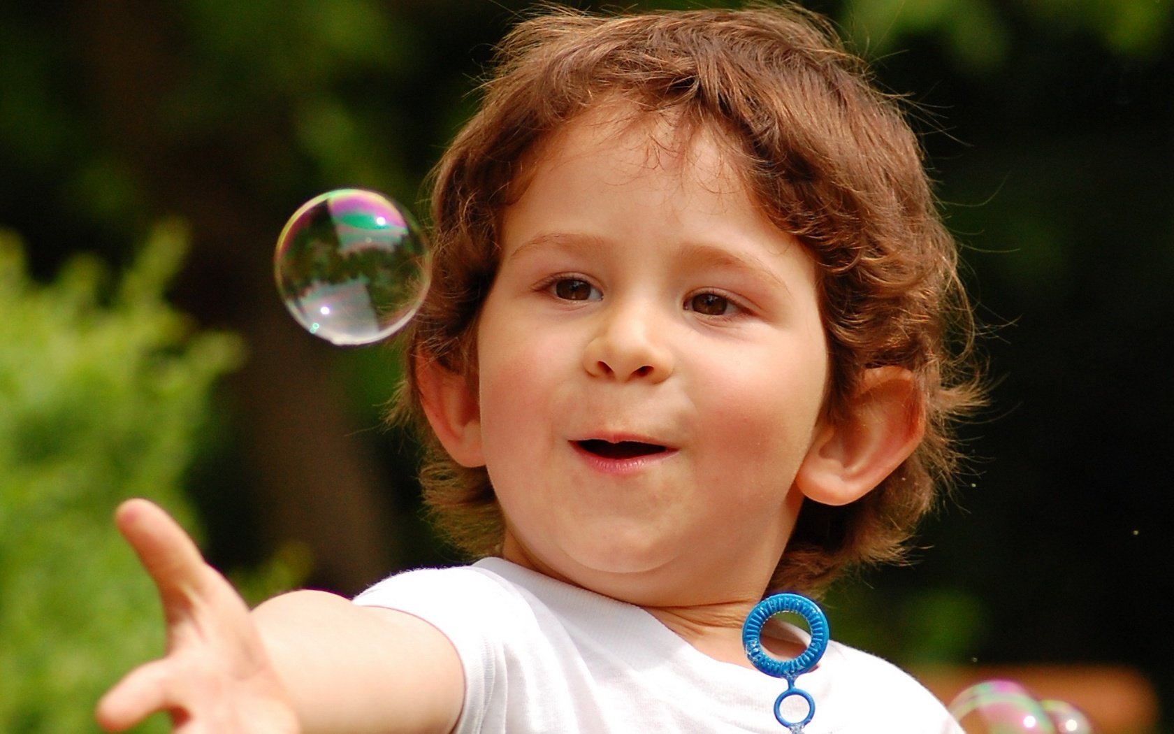 cara sorprendida burbujas de jabón niño retrato mirada cara ojos juegos diversión verano naturaleza bebé niño globo burbuja mundo