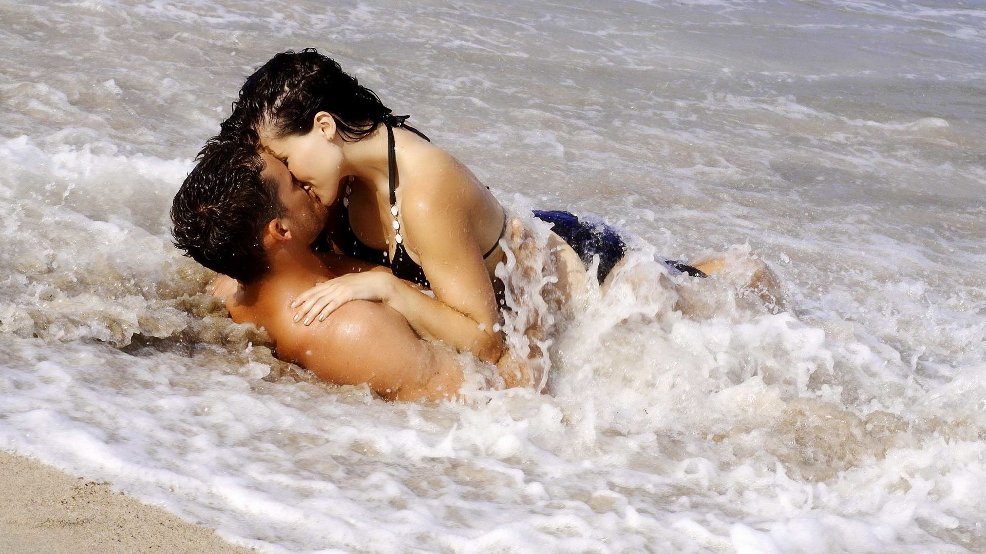 el ruido del agua las salpicaduras del mar y el tiempo no importa dos romance ternura sentimientos amantes pareja pasión amor fecha reunión hombres mujeres beso