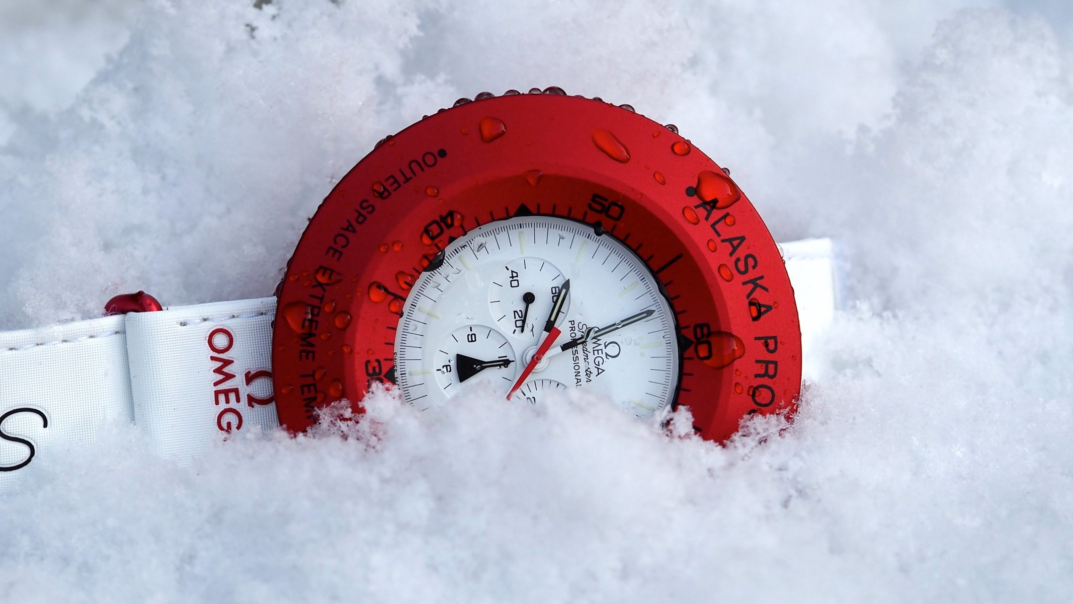 omega rojo reloj nieve blanco