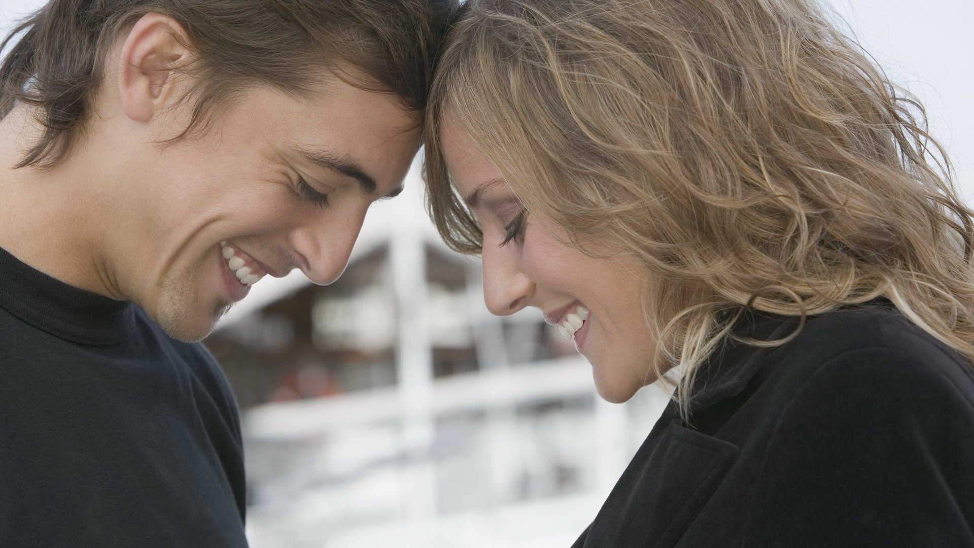 jetzt zusammen in der nähe lächeln romantik zärtlichkeit gefühle liebhaber paar leidenschaft liebe datum treffen männer frauen