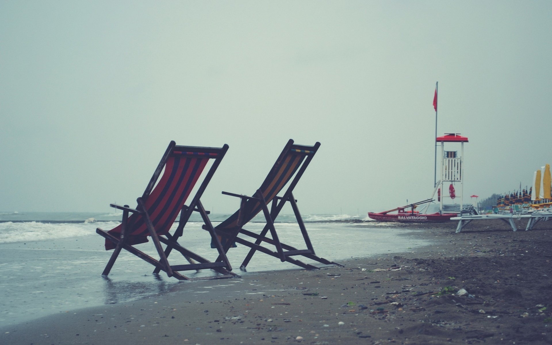 platz für zwei personen wasser sand strand liegestühle küste meer bewölkt grau