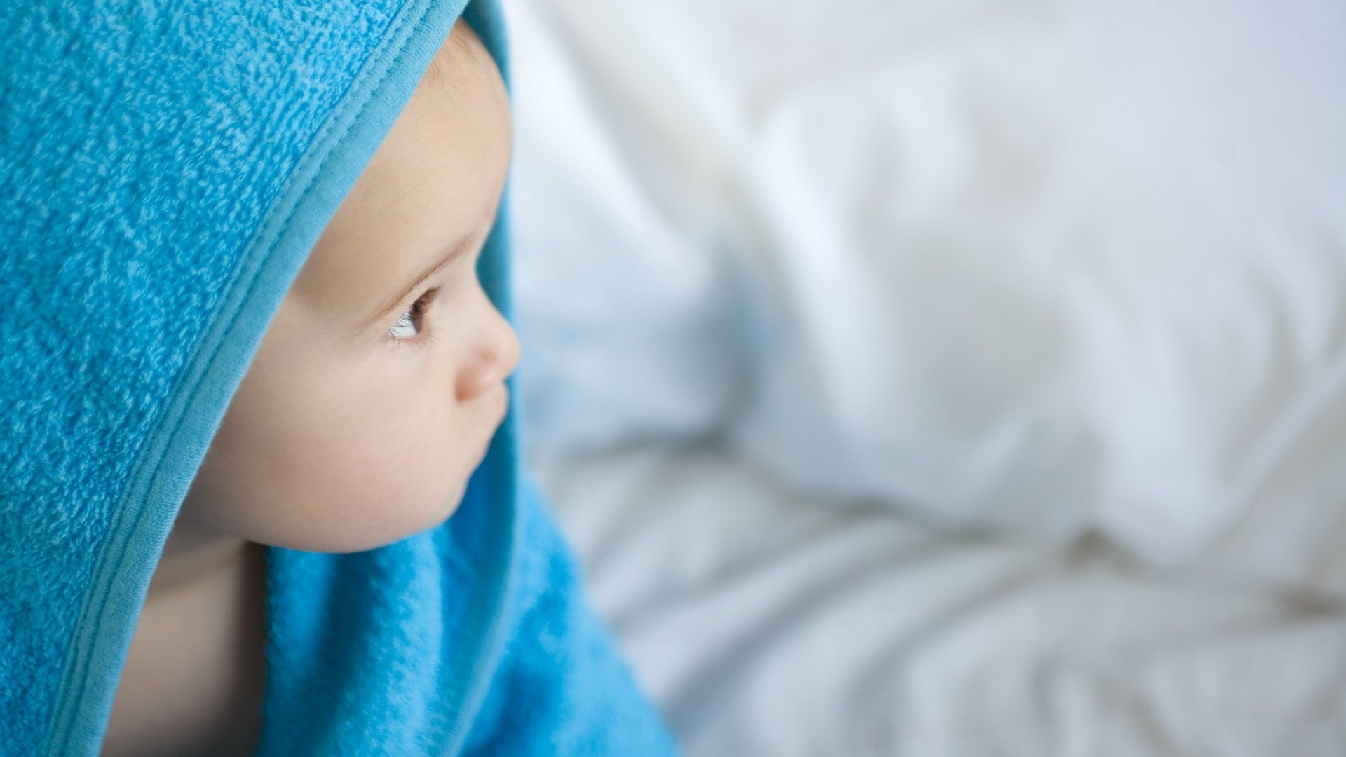 beobachtender kinder blaues handtuch nach dem schwimmen beobachtung auslauf porträt blick augen kind krümel kleinkind profil