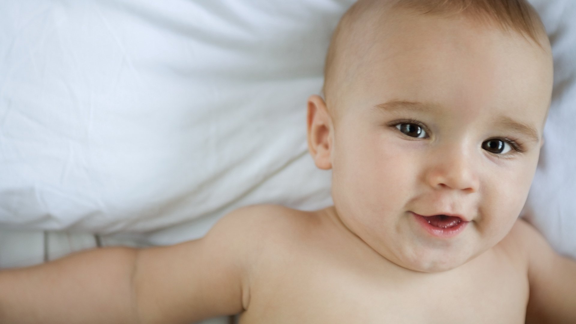 pequeño agradable sonrisa bebé retrato mirada ojos sonrisa cara