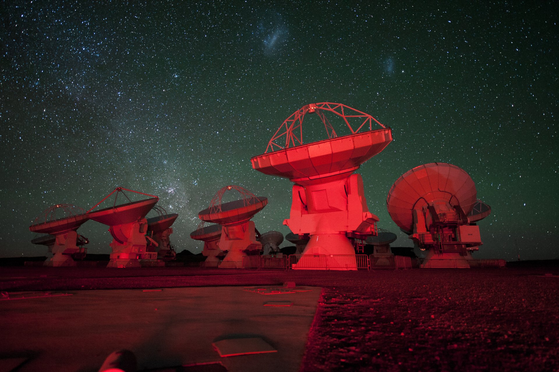 cielo estrellas radiotelescopio antena