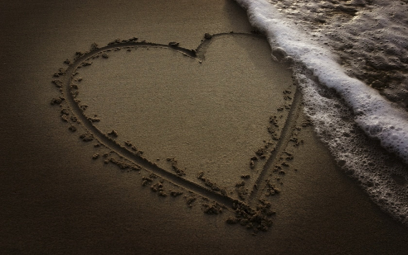 coeur dessin sur le sable vagues de la mer amour romance reconnaissance tendresse plage mer mousse vague