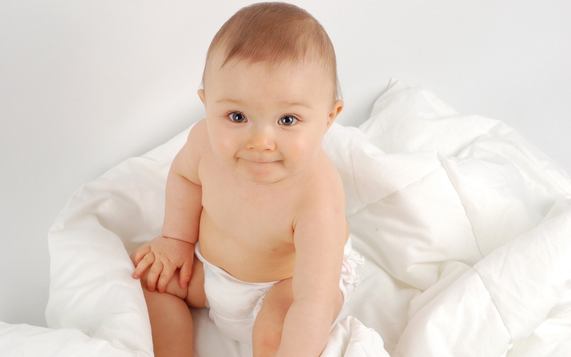 weiche decke weiße windel klein blick augen gesicht krümel kind zappeln zappeln bett augen