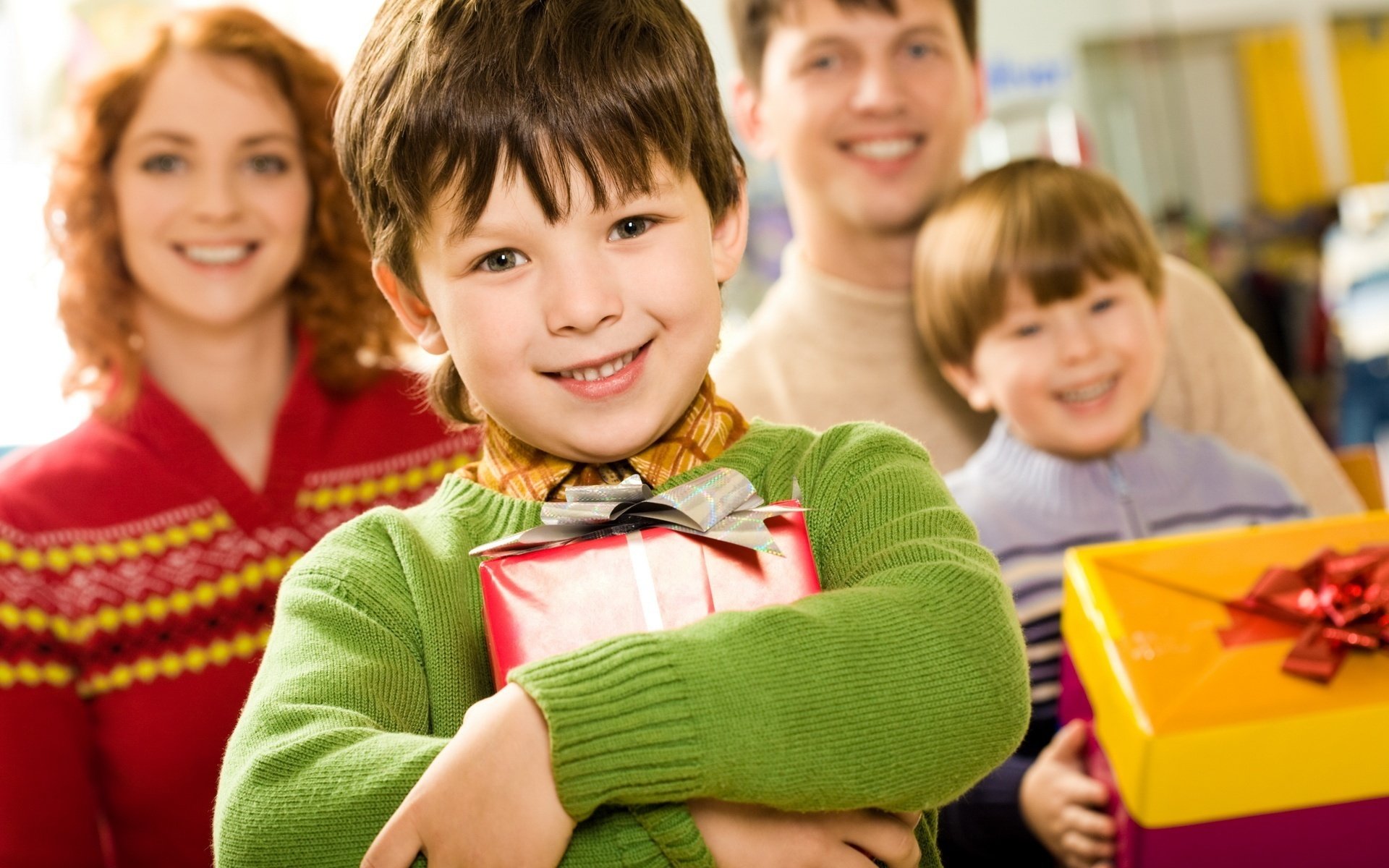 bambino sorrisi regali archi sorriso famiglia ragazzo bambini bambino gioia umore emozione mamma papà regalo