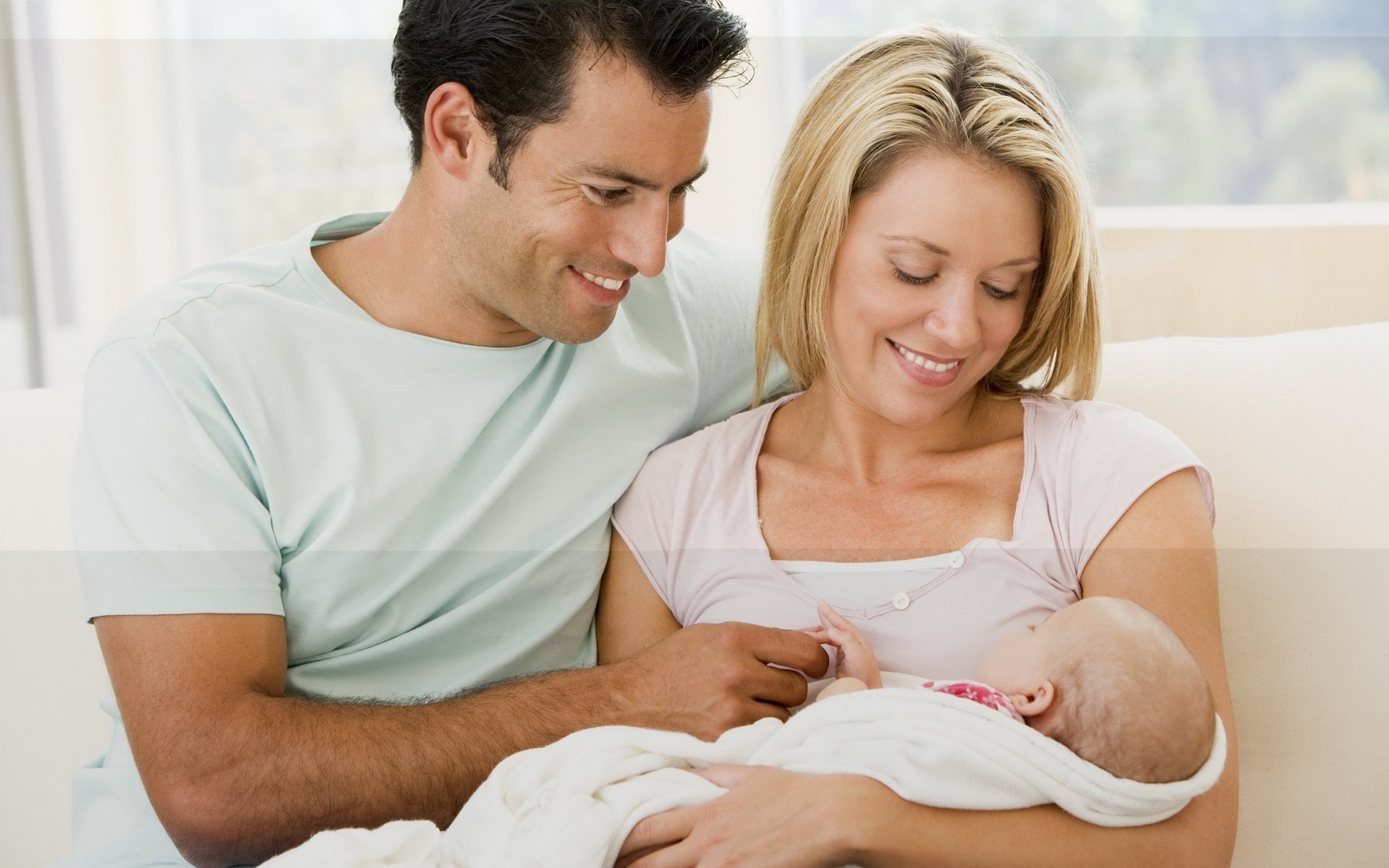 bebé pequeño pañal familia sonrisas felicidad recién nacido alegría niño bebé miga mamá papá